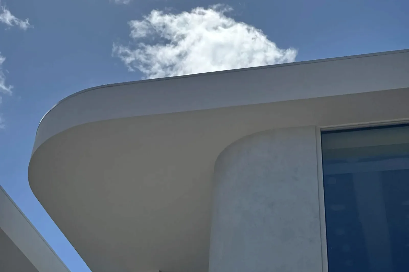 Curved rendered upper wall with an even light finish